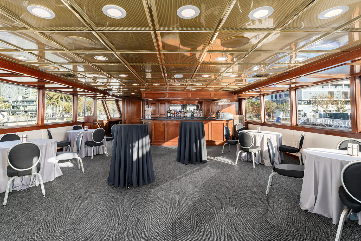 Mid Deck – Forward Lounge | A comfortable cocktail space.